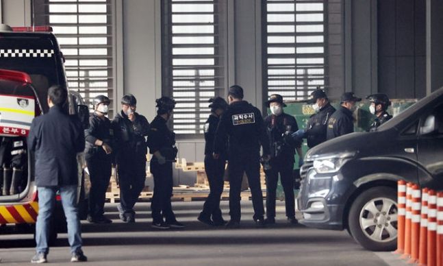 지난 10월 26일 소화약제 누출 사고가 발생한 서울 금천구 지식산업센터 신축 공사 현장에서 경찰 과학수사대 등이 현장감식 준비를 하고 있다. 연합뉴스