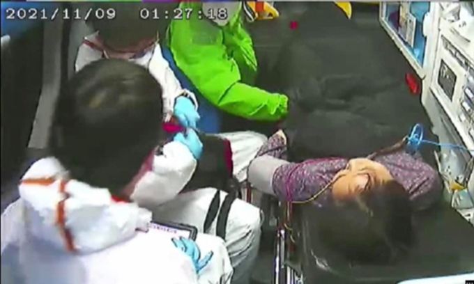 이재명 더불어민주당 후보 측이 부인 김혜경씨의 낙상 사고 당일(지난 9일) 김씨가 후송되는 모습이 담긴 CCTV를 12일 공개했다. 이 후보가 김씨의 손을 잡고 있다. 이해식 의원 페이스북