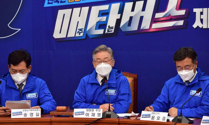 더불어민주당 이재명 대선후보가 15일 국회에서 열린 중앙선거대책위원회의에서 모두발언을 하고 있다. 뉴시스