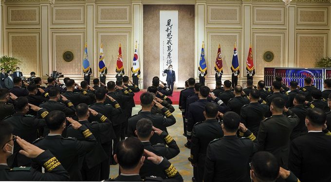 문재인 대통령이 16일 청와대 영빈관에서 열린 육·해·공군과 해병대 준장 진급자 삼정검 수여식에서 진급 장성의 경례를 받고 있다. 연합뉴스