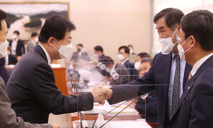 16일 국회에서 열린 예산결산특별위원회 예산조정소위에서 국민의힘 이만희 간사(왼쪽)와 더불어민주당 맹성규 간사가 악수하고 있다. 연합뉴스