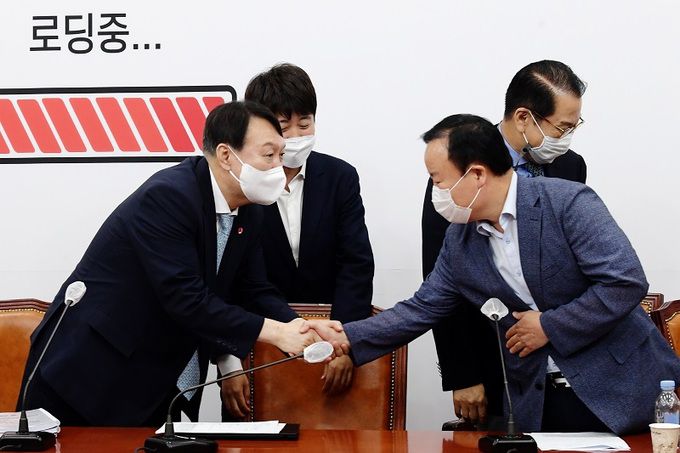 윤석열 국민의힘 대선 후보(사진 왼쪽)와 김재원 최고위원. 연합뉴스