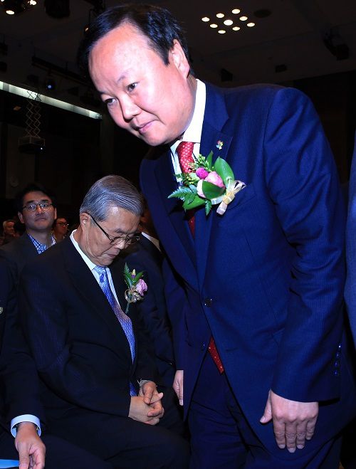 2016년 6월10일, 당시 김종인 더불어민주당 대표(사진 왼쪽)와 김재원 청와대 신임 정무수석의 모습. 연합뉴스