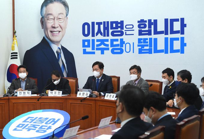 더불어민주당 송영길 상임선거대책위원장이 19일 오전 서울 여의도 국회에서 열린 '윤석열일가 부정부패 국민검증특위' 1차 회의에서 발언하고 있다.    국회사진기자단