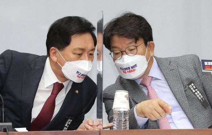 국민의힘 김기현 원내대표(왼쪽)와 권성동 사무총장이 19일 오전 서울 여의도 국회에서 열린 원내대책회의에서 이야기를 나누고 있다.    연합뉴스