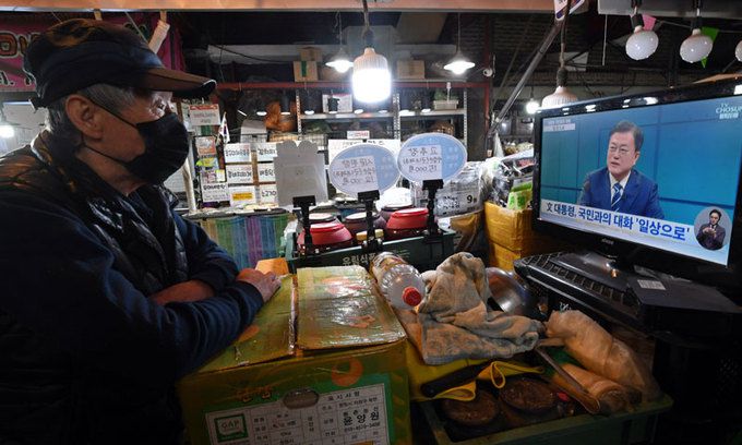 방송 시청하는 상인 21일 서울 용산구 용문전통시장에서 한 상인이 문재인 대통령 국민과의 대화 ‘일상으로’ 방송을 시청하고 있다. 남정탁 기자
