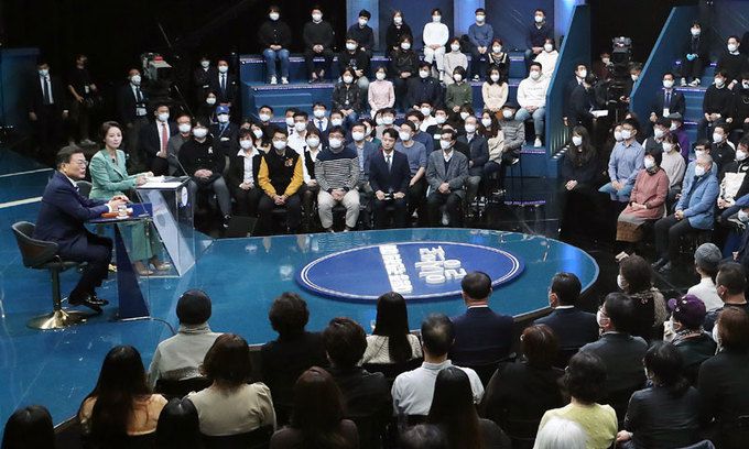 소회 밝히는 文대통령 문재인 대통령이 21일 서울 여의도 KBS에서 열린 ‘국민과의 대화-일상으로’에 참석해 국민패널과 시청자들에게 소회를 밝히고 있다. 청와대사진기자단