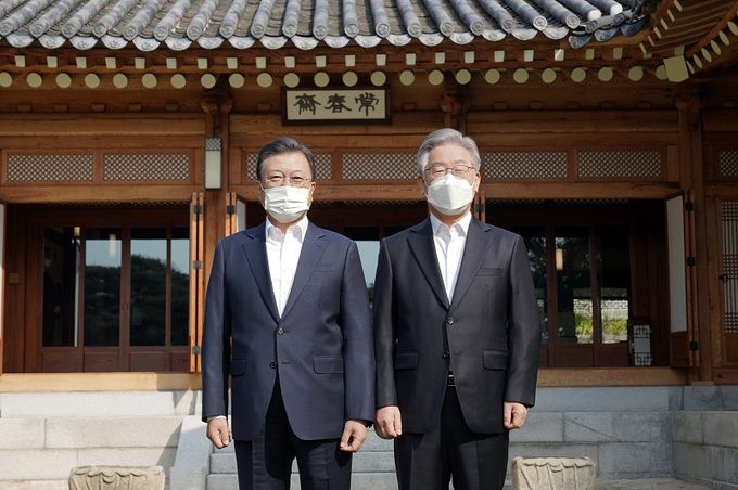 문재인 대통령이 지난달 26일 청와대 상춘재에서 이재명 더불어민주당 대선 후보와 기념사진을 촬영하고 있다. 연합뉴스