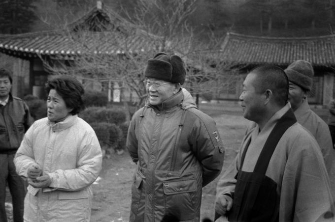 제11·12대 대통령을 지낸 전두환 전 대통령이 23일 별세했다. 사진은 1988년 11월 23일 백담사에서 전두환 전 대통령 내외가 경내를 둘러보며 스님의 설명을 듣고 있는 모습.    연합뉴스