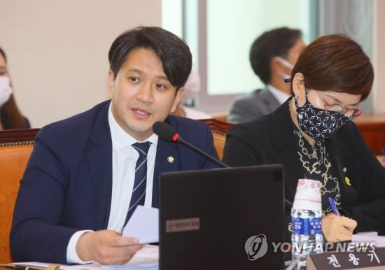 전용기 더불어민주당 선거대책위원회 대변인(왼쪽). 연합뉴스