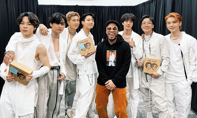 방탄 대기실 찾은 팝스타 그룹 방탄소년단(BTS)이 2년 만에 미국에서 대면콘서트를 가졌다. 27일 오후(현지시간) 미국 로스앤젤레스 소파이(SO-FI) 스타디움에서 ‘BTS 퍼미션 투 댄스 온 스테이지 인 LA'의 1회차 공연을 가진 BTS 멤버들은 공식 트위터를 통해 대기실 등의 사진을 공개했다. 멤버들이 그룹 실크소닉의 앤더슨 팩과 함께한 사진. 뉴스1