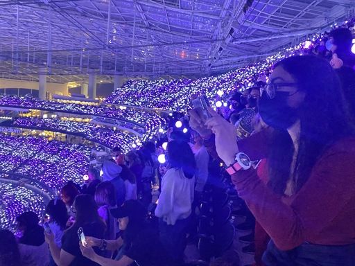 콘서트장에선 세계에서 운집한 아미들이 열정적으로 ‘퍼미션 투 댄스 온 스테이지’ 무대를 관람하는 모습. LA=연합뉴스