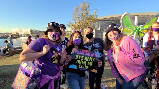 방탄소년단이 2년 만에 첫 대면 콘서트를 연 미국 로스앤젤레스는 도시 전체가 콘서트 열기로 달아올랐다. 27일(현지시간) 콘서트가 열린 소파이 스타디움 앞에서 ‘40대 아미클럽’이라는 방탄소년단 미국 현지 팬클럽이 포즈를 취하고 있다. LA=연합뉴스