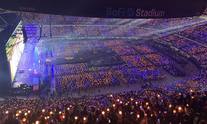 지난 27일(현지시간) 미국 로스앤젤레스(LA) 소파이 스타디움에서 2년 만에 개최된 방탄소년단(BTS)의 첫 대면 콘서트 '퍼미션 투 댄스 온 스테이지'(Permission to Dance on stage)가 열리고 있다. 로스앤젤레스=연합뉴스