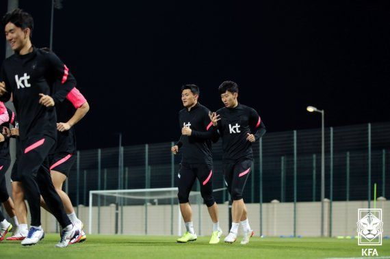 한국 축구 국가대표팀 중앙 수비수 김민재(왼쪽)과 공격수 손흥민. 대한축구협회 제공