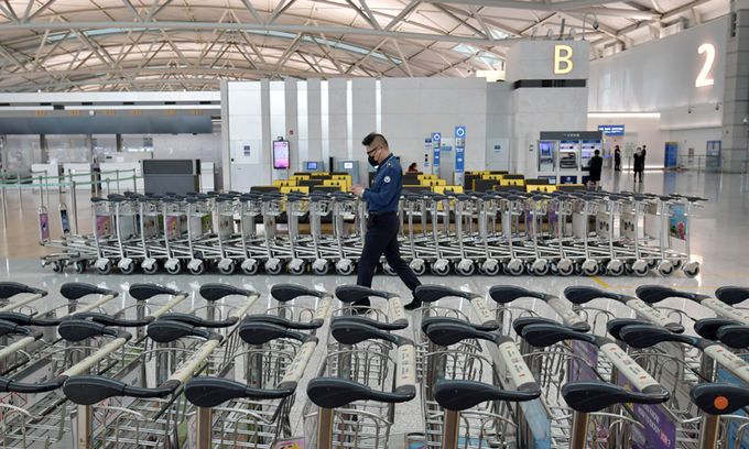 남아프리카에서 발생한 변종 코로나19 바이러스 ‘오미크론’이 전 세계로 확산하면서 각국이 입국 규제를 강화하는 등 대응을 서두르는 가운데 30일 인천국제공항 제1터미널 출국장이 한산한 모습을 보이고 있다. 인천국제공항=하상윤 기자