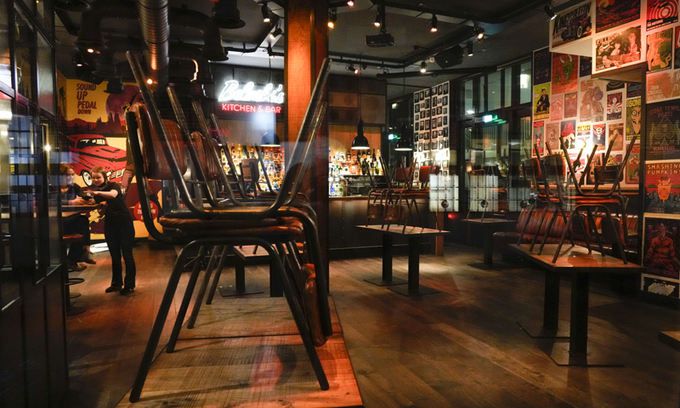 29일(현지시간) 네덜란드 수도 암스테르담의 한 식당 겸 바가 오후 5시가 넘어 문을 닫은 뒤 직원들이 한쪽에서 이야기를 나누고 있다. 네덜란드 정부는 오미크론 변이 등 코로나19 확산을 저지하기 위해 전날부터 극장과 박물관, 사우나, 실내외 체육시설, 카페 등도 오후 5시에 일제히 문을 닫도록 하는 강력한 봉쇄조치를 도입했다. 이 조치는 최소 3주간 시행된다. 암스테르담=AP연합뉴스