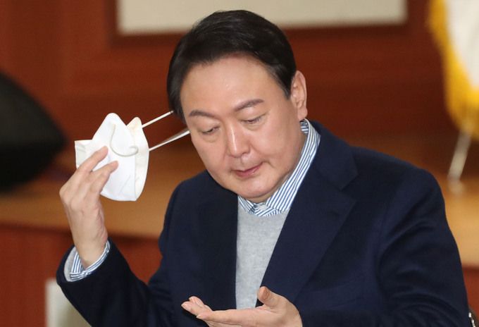 국민의힘 윤석열 대선 후보가 1일 오후 충남 천안시 서북구 충남북부상공회의소에서 열린 기업인 간담회에서 마스크를 벗고 있다. 연합뉴스