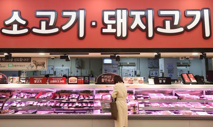 2일 서울 한 대형마트에서 장 보는 시민의 모습. 연합뉴스