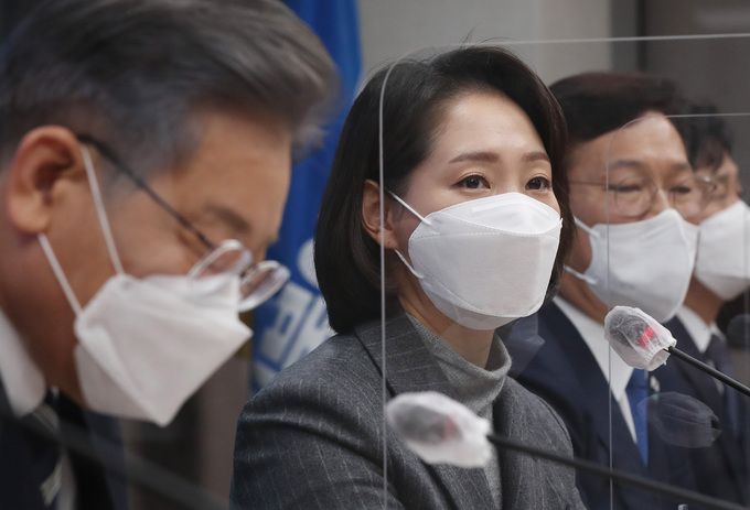 조동연 더불어민주당 신임 공동상임선대위원장이 11월30일 서울 여의도 중앙당사에서 열린 기자간담회에서 인사말을 하고 있는 모습. 뉴스1