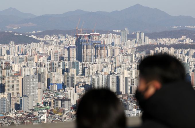 서울 중구 남산에서 시내 아파트 단지가 내려다보이고 있다. 뉴시스