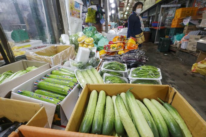 12월6일 오후 서울 종로구 광장시장에서 장을 보러 나온 시민들이 청과물을 살펴보고 있다. 뉴스1