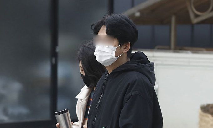 권남희 머지플러스 대표(왼쪽 두번째)와 동생 권보군 최고운영책임자가 9일 구속 전 피의자 심문을 받기 위해 서울남부지방법원으로 출석하고 있다. 뉴시스