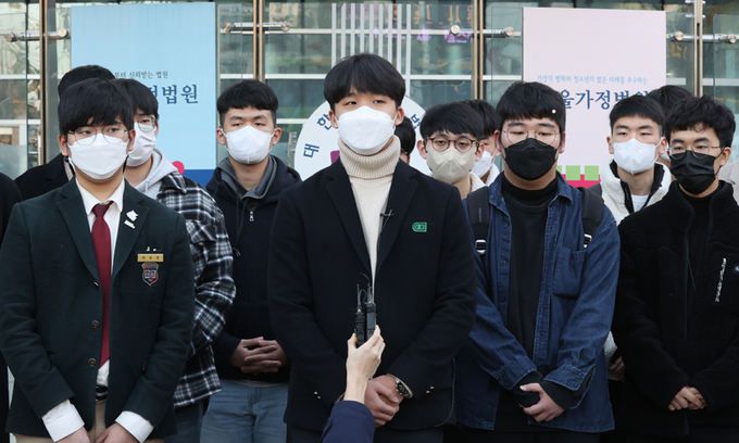 8일 오후 한국교육과정평가원을 상대로 집행정지를 신청한 수험생들이 서울 서초구 서울행정법원에서 열린 심문이 끝난 뒤 법정에서 나와 기자회견을 하고 있다. 연합뉴스