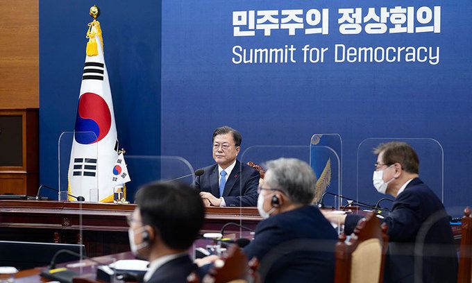 재인 대통령이 9일 청와대 여민관에서 민주주의 화상 정상회의에 참석, 조 바이든 미국 대통령의 개회사를 경청하고 있다. 뉴스1