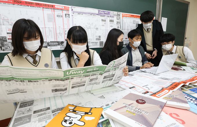 어느 대학에 지원할까… 2022학년도 대학수학능력시험 성적표 배부 하루 전인 9일 경기 화성시 동탄고등학교에서 수험생들과 선생님이 정시 배치참고표를 살펴보며 진학상담을 하고 있다. 화성=뉴스1