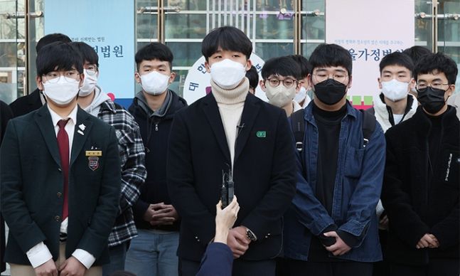 출제오류 논란이 불거진 수능 생명과학Ⅱ 문항을 둘러싼 첫 법정공방이 열린 12월8일 한국교육과정평가원을 상대로 집행정지를 신청한 수험생들이 서울 서초구 서울행정법원에서 열린 심문이 끝난 뒤 법정에서 나와 기자회견을 하고 있다. 연합뉴스