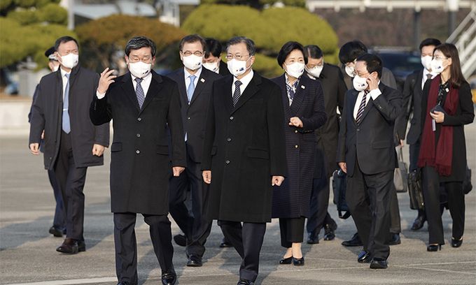 문재인 대통령과 김정숙 여사가 3박4일간의 호주 국빈 방문을 위해 12일 성남 서울공항에서 공군 1호기로 이동하고 있다. 연합뉴스