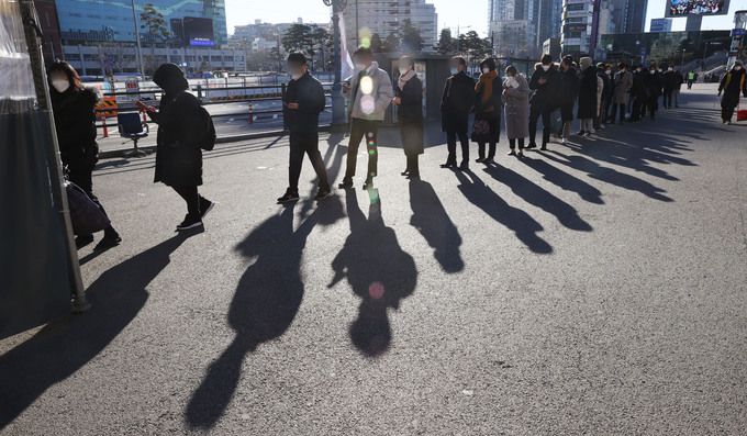 13일 오전 서울역 광장에 마련된 신종 코로나바이러스 감염증(코로나19) 임시 선별검사소에서 검사를 받으려는 시민들이 줄을 서고 있다. 연합뉴스