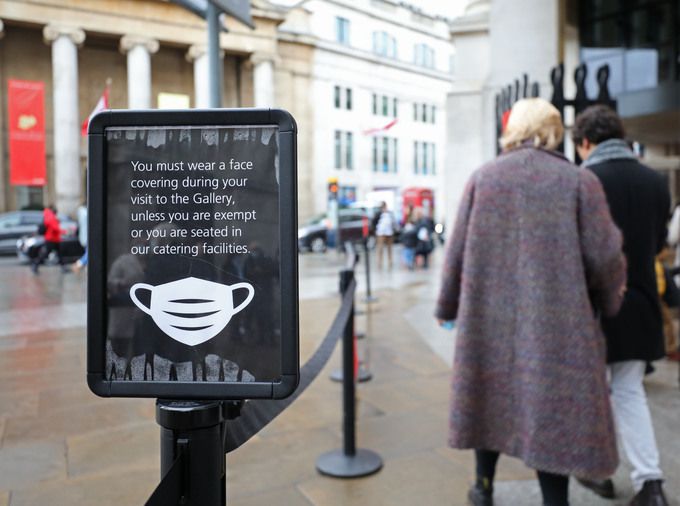 13일(현지시간) 영국 런던 국립미술관 입구에 코로나19 예방을 위한 마스크 착용 의무를 알리는 표지판이 설치돼 있다. 런던=신화연합뉴스