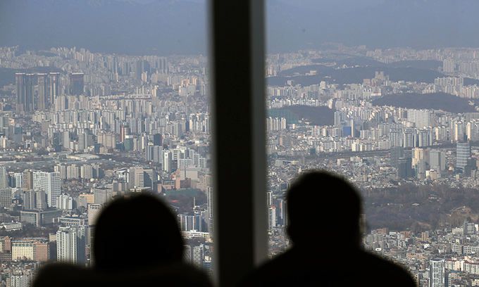 14일 오전 서울 송파구 롯데월드타워 서울스카이에서 아파트 단지가 내려다보이고 있다. 뉴시스