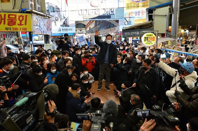 이재명 더불어민주당 대선 후보가 지난 13일 경북 포항시 죽도시장에서 시민들과 인사를 나누고 있다. 뉴스1