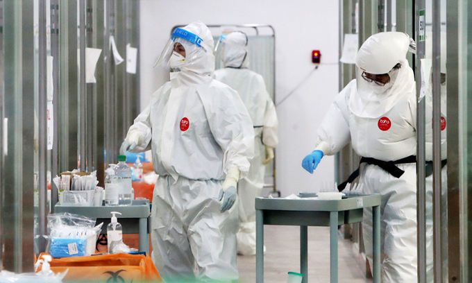 경기도 오산시 코로나19 거점전담병원인 오산한국병원 중환자실에서 의료진이 분주하게 움직이고 있다. 연합뉴스