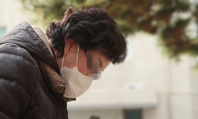 국민의힘 윤석열 대선후보의 장모 최모 씨가 지난 2일 경기도 의정부시 가능동 의정부지방법원에서 법정으로 향하고 있다. 연합뉴스