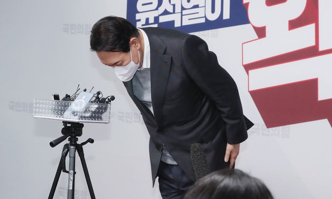 국민의힘 윤석열 대선 후보가 지난 17일 서울 여의도 국민의힘 당사에서 배우자 김건희씨의 허위 이력 논란에 대해 사과하며 고개 숙이고 있다. 국회사진기자단