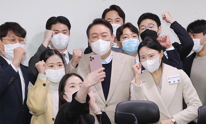 국민의힘 윤석열 대선 후보가 지난 18일 국회 의원회관에서 열린 청년보좌역 공개모집 현장을 방문해 면접자들을 격려한 뒤 기념사진을 찍고 있다. 연합뉴스