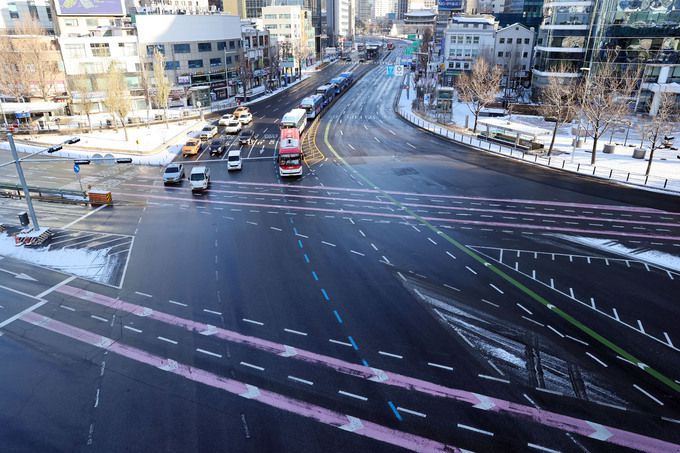 다시 거리두기가 강화된 후 첫 주말인 19일 오전 한파까지 닥치면서 서울역 주변 시내가 한산한 모습을 보이고 있다.    연합뉴스