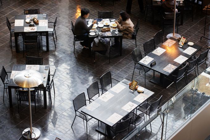 일상회복을 멈추고 다시 강화된 '사회적 거리두기' 조치로 돌아가는 첫날인 지난 18일 서울의 한 식당가에서 시민들이 점심을 먹고 있다.    연합뉴스