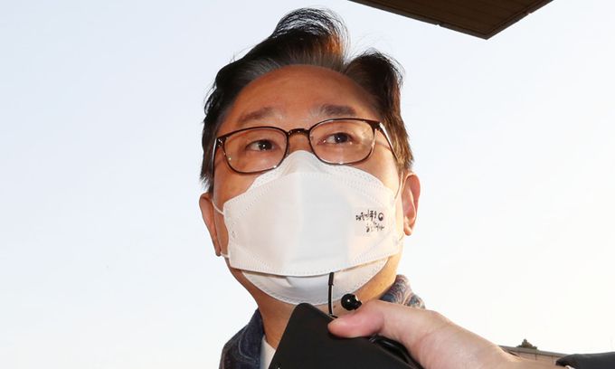 박범계 법무부 장관이 20일 오전 경기도 과천시 정부과천청사 법무부로 출근하며 취재진 질문에 답변하고 있다. 법무부는 오늘부터 이틀 동안 사면심사위원회(이하 심사위)를 열고 신년 특별사면 대상자를 추릴 예정이다. 뉴시스