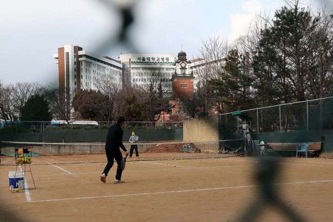 20일 오후 서울 종로구 서울대학교병원 테니스장 모습. 이날 서울대학교는 비상체제 전환에 따라 코로나19 중환자 치료에 집중하고, 테니스장에 음압형 모듈 병상(이동형 병상)을 48개 설치하는 등 현재 54개인 코로나19 병상을 앞으로 90개까지 확대할 계획이라고 밝혔다. 뉴시스