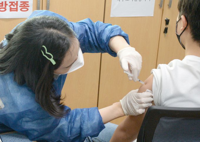 20일 오후 울산 북구 고헌초등학교에서 6학년 한 학생이 화이자 백신 접종을 하고 있다. 뉴시스