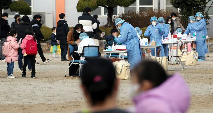 줄지않는 학생 확진자 20일 광주 남구 한 초등학교에서 학생과 교직원을 대상으로 코로나19 전수 검사가 진행되고 있다. 광주=연합뉴스
