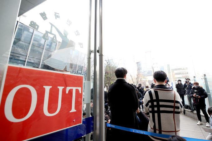 수능 과학탐구 영역 생명과학Ⅱ 20번 문항 오류를 제기한 수험생들이 12월15일 오후 서울 서초구 행정법원에서 2022 대학수학능력시험 정답결정처분 취소소송 1심 선고를 마친 후 입장을 밝히고 있다. 뉴시스