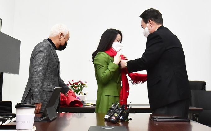 윤석열 국민의힘 대선 후보가 20일 서울 여의도 새시대준비위원회 사무실에서 새시대준비위 수석부위원장으로 합류한 신지예 한국여성정치네트워크 대표 환영식을 하고 있다.   국회사진기자단