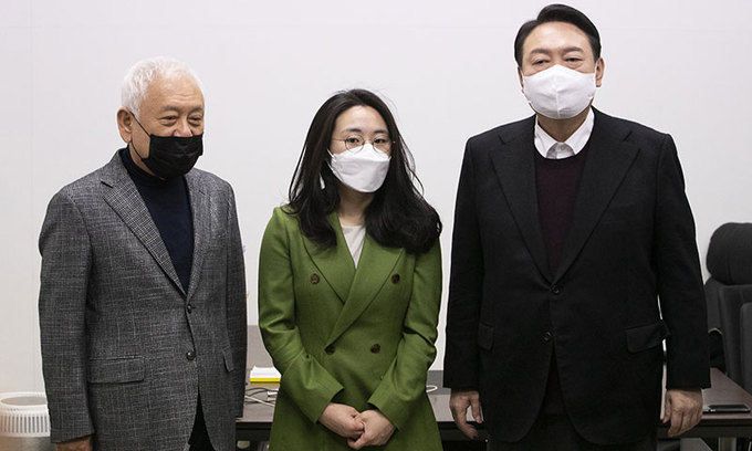 윤석열 국민의힘 대선 후보가 김한길 위원장, 신지예 한국여성정치 네트워크 대표와 기념촬영을 하고 있다. 뉴스1