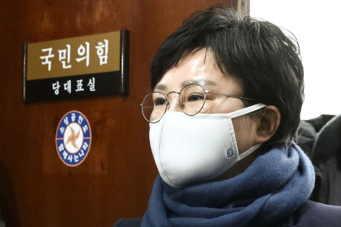 국민의힘 조수진 최고위원 겸 중앙선대위 공보단장이 21일 오후 서울 여의도 국회 당대표실 앞에서 이준석 대표의 선대위 직 사퇴 기자회견 후 취재진에게 입장을 밝히고 있다. 뉴스1